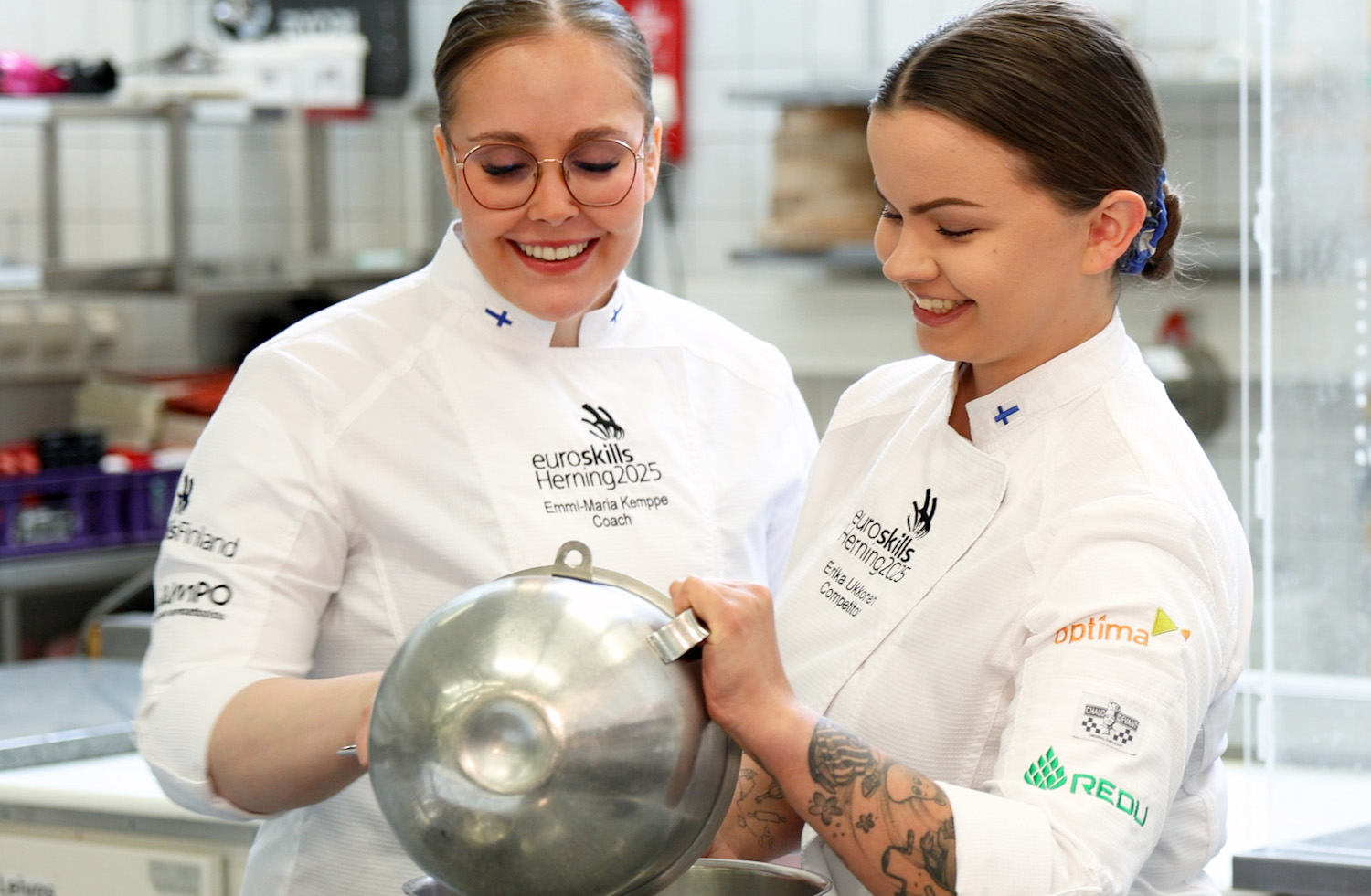 Valmentaja ja kilpailija astia kädessä harjoittelemassa EuroSkills-kilpailuihin.