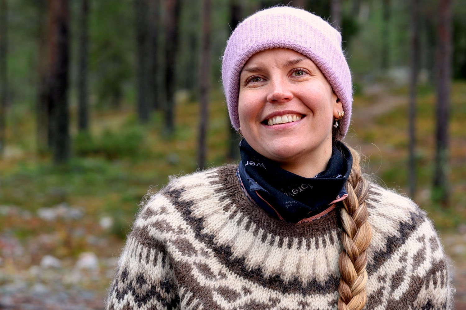 Elina Andsten hymyilee kameralle pipo päässä.