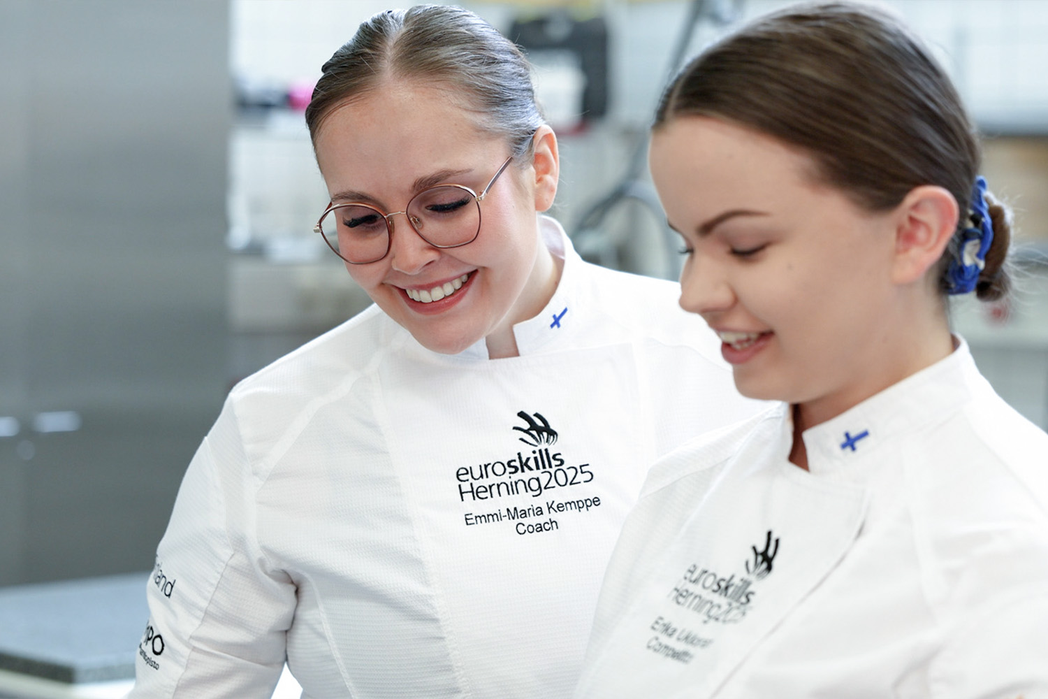 Emmi-Maria Kemppe valmensi EuroSkills Herning 2025 tapahtumassa opiskelijaa, joka on etualalla.