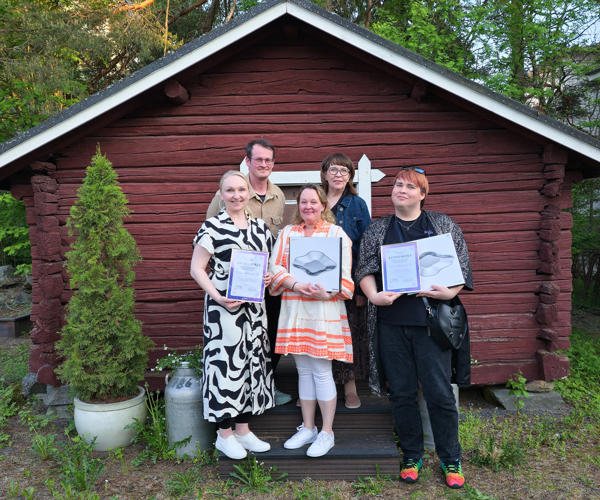 VIMMATEKO-tunnustuksen vastaanottivat 3.6. Seinäjoella VIMMA-seminaarin yhteydessä (kuvassa vasemmalta) REDUsta markkinointi- ja viestintäsuunnittelija Henna Jokinen, viestintäsuunnittelija Toni Töyräs sekä hankeviestinnän koordinaattori Mia Vuolio ja Ammattiopisto Lappiasta tiedottaja Eija Hiukka sekä viestintäsuunnittelija Sami Koskimäki.